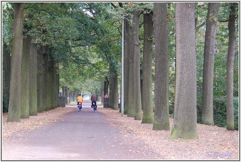 Fietsers bij Achelse Kluis.JPG - Fietsers bij Achelse Kluis